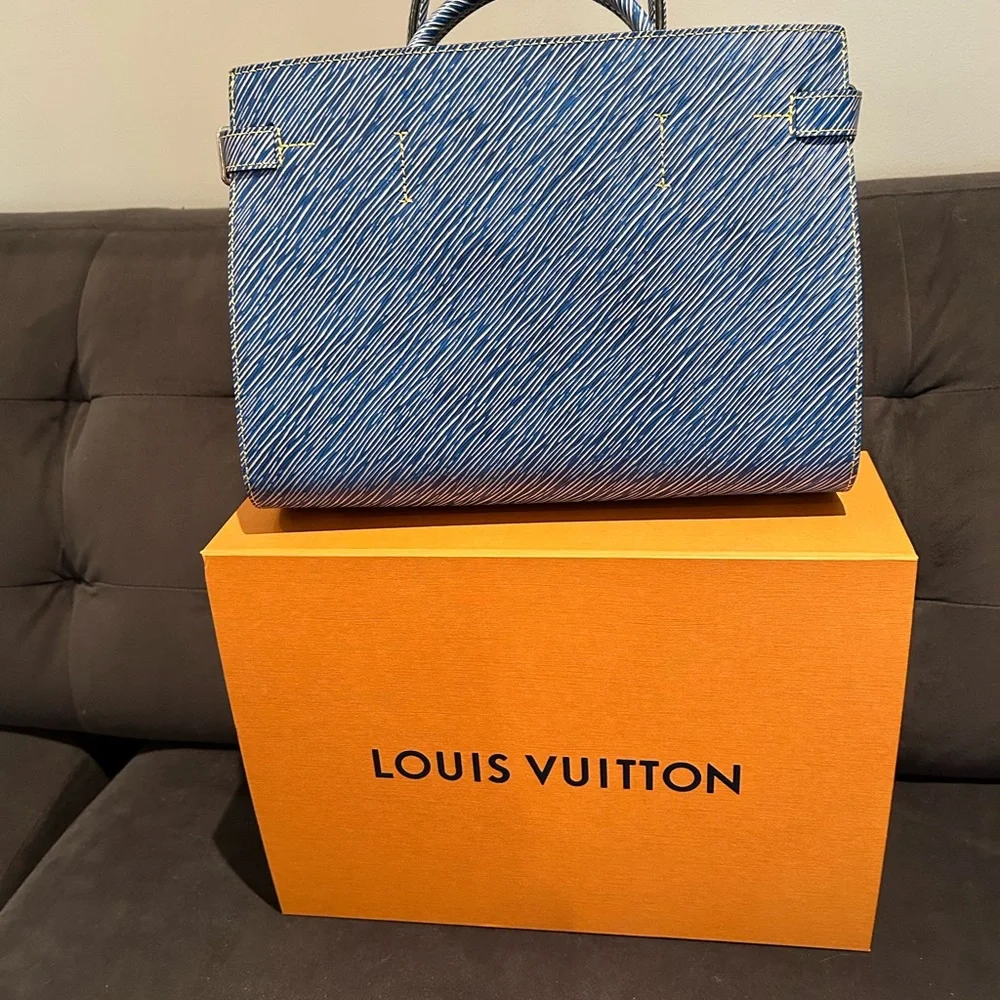 Louis Vuitton Blue Handbag with Colorful Accents - Picture 6 of 8